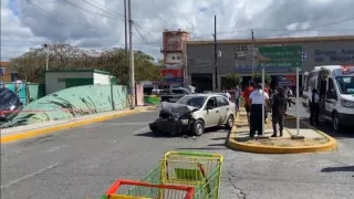 Adulta mayor pierde el control y derriba cercado de estacionamiento en Tehuacán
