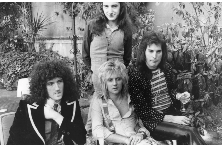 El 23 de noviembre de 1991, Freddie Mercury, a través de su mánager, anunció que padecía SIDA