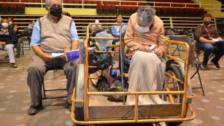 pareja_de_abuelitos_vacuna (1).jpg