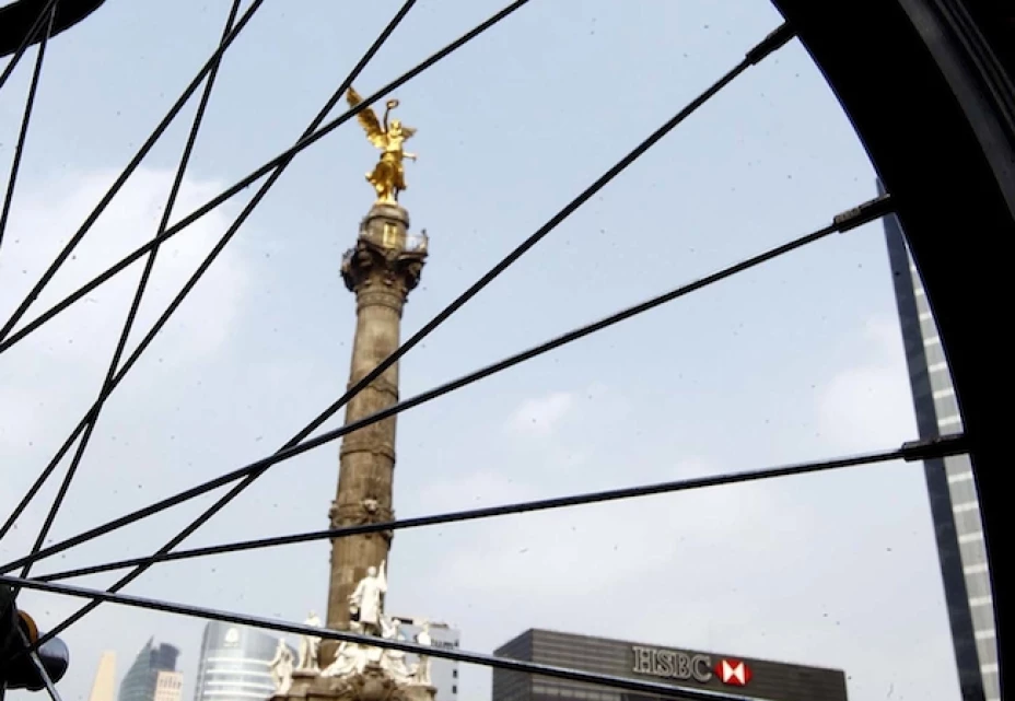 Usuarios de bicicleta consideran que la falta de cultura vial, baches y señalización inadecuada hacen del DF un lugar poco seguro para transitar