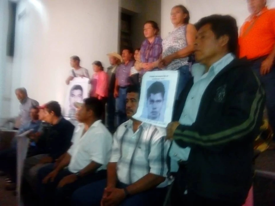 Los padres de los normalistas desaparecidos no están conformes con el acuerdo ofrecido por EPN
