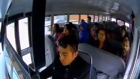 VIDEO: Chofer se queda dormido y provoca accidente de autobús de pasajeros en Tijuana; ¡por ‘salvar’ a peatón!