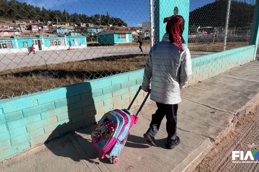 Una alumna camina bajo el rayo del sol para intentar calentarse en la comunidad de La Silla en Durango.