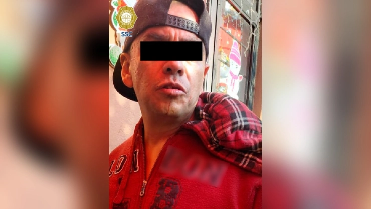 Investigan a hombre por amagar con un cuchillo en el cuello a su pareja y matarla.