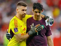 Unai Simón y Bono previo a la serie de penales