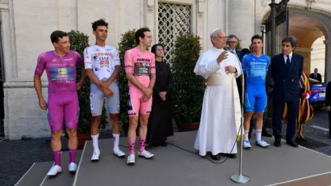 Isaac del Toro recibe bendición del Papa XIV