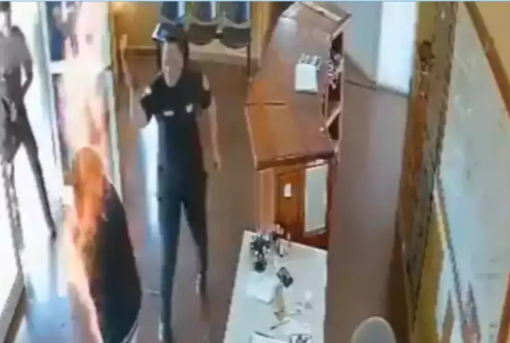 VIDEO FUERTE: Mujer sufrió graves quemaduras tras incendiarse dentro de comisaría de policía