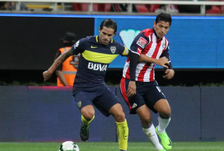 Fernando Gago ya luce los colores de Chivas nuevo entrenador