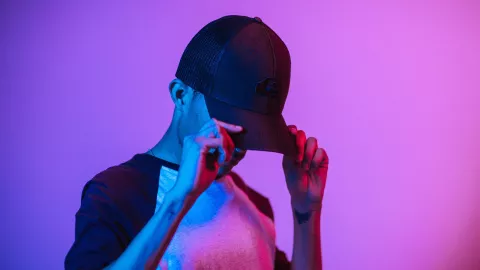 ¿Qué significa usar gorra todos los días según la psicología?