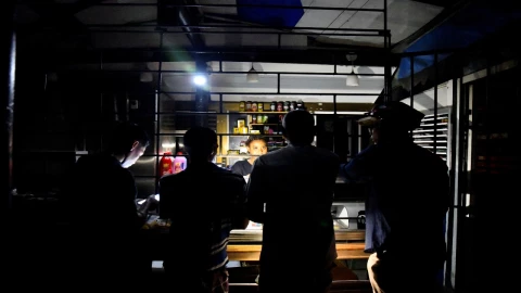 Fotografía de un hospital cubano funcionando con generadores de emergencia durante un apagón.