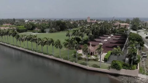 Se publica documento que permitió al FBI catear casa de Trump.