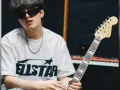 Gabito Ballesteros ha llegado para quedarse. Con apenas poco más de veinte años, este joven originario de Sonora ha logrado lo que muchos artistas sueñan: poner su nombre en la cima del regional mexicano y convertirse en una de las caras más prometedoras de la nueva generación de corridos tumbados.