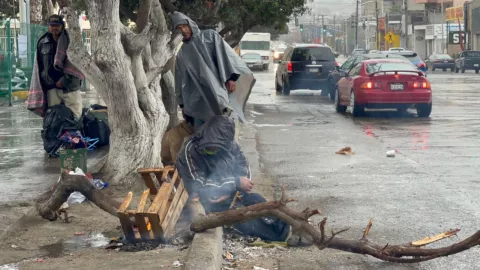 Personas sin hogar bajo la lluvia en Tijuana