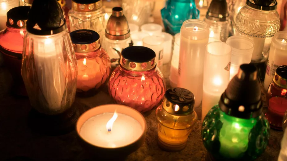 5 razones para ya no tomar agua en vasos de veladoras