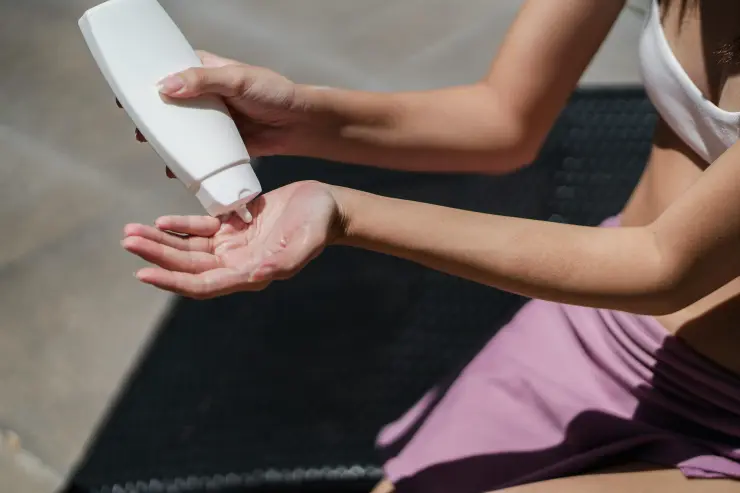 Para retocar el protector solar en crema puedes utilizar una esponja de maquillaje