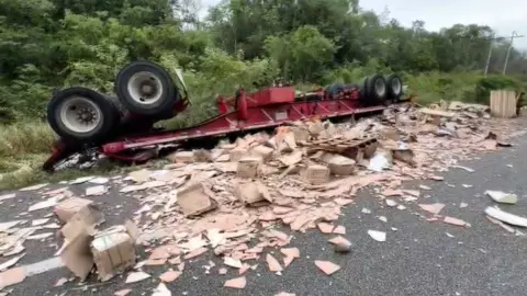 Se registra volcadura de un tráiler en la carretera federal 307 tramo Felipe Carrillo Puerto - Chetumal.jpg