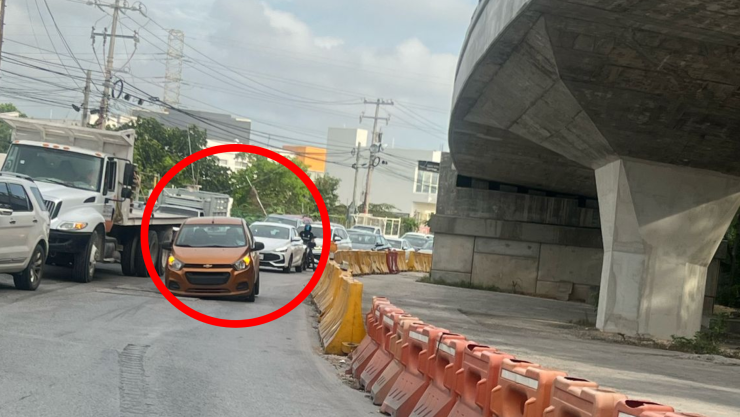 ¡Llega tarde a su trabajo tras caer en el hoyo! Se registra tráfico lento en la glorieta entre av Kabah y Colosio