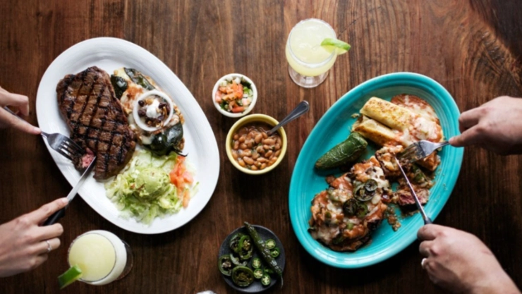 Dos personas comiendo comida mexicana
