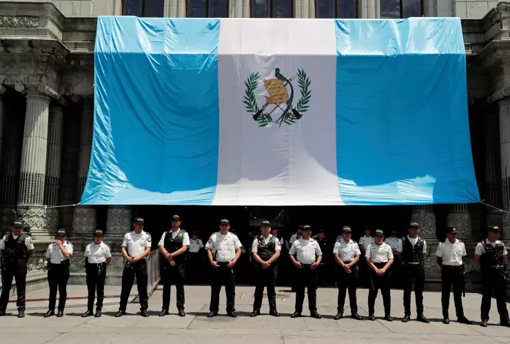 Soldados impiden avance de protesta en Guatemala