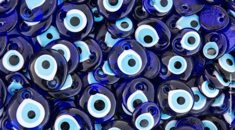 Esto significa cada color de los ojos turcos: ¿mala suerte, buen augurio o peligro?