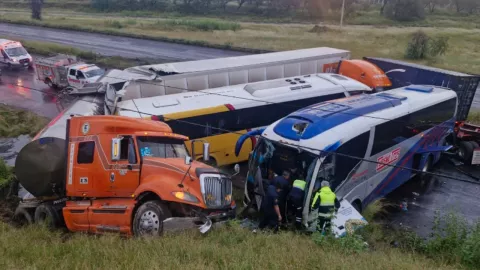 Accidente en Aguascalientes; tráileres y camiones chocan y dejan decenas de heridos