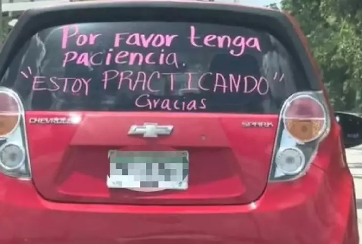 Conductora pide paciencia, está aprendiendo