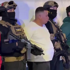 Por robar autos, fueron detenidos esta madrugada mientras dormía
