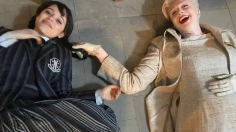 Jenna Ortega junto a Gwendoline Christie