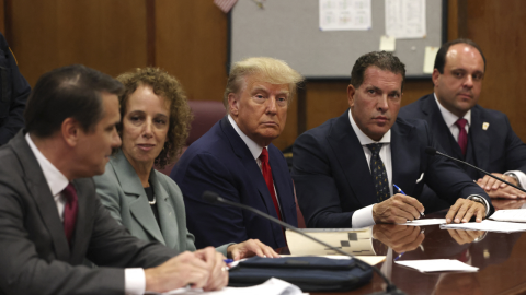 Donald Trump escucha los cargos en su contra