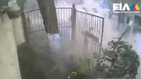 VIDEO ¡Se salvan de milagro! Dos hombres caminaban por Paseos de Taxqueña cuando explotó un edificio