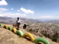 Sus parientes y vecinos a veces ayudan con la comida para su fiel perro, así como Rosmery Altamirano que lleva tiempo trabajando en la alimentación de perros callejeros. Altamirano contrató a Quispe y “Cano” para que la ayudaran a transportar comida para otros canes sin hogar en la ciudad.