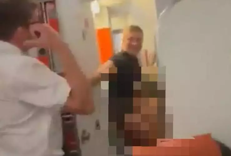VIDEO Pareja es atrapada teniendo sexo en el baño de un avión