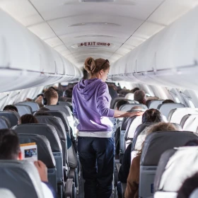 Una persona parada en el avión