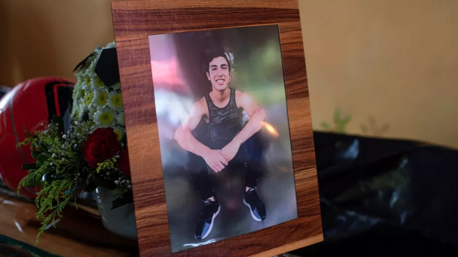 Alexander Mártínez retrato en ferretro AP.jpg