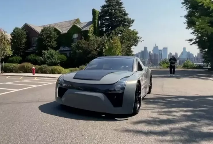 Auto eléctrico amable con el medio ambiente; captura más carbono del que emite.