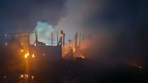 Fuego arrasa casas de madera en colonia El Niño y activa a bomberos