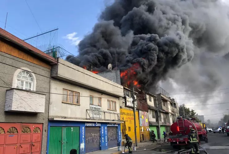 Bomberos combaten fuerte incendio de bodega en Iztapalapa