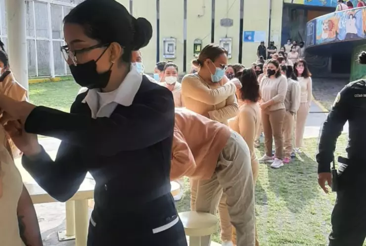 Suman más de 3 mil 500 presos vacunados contra la influenza en CDMX