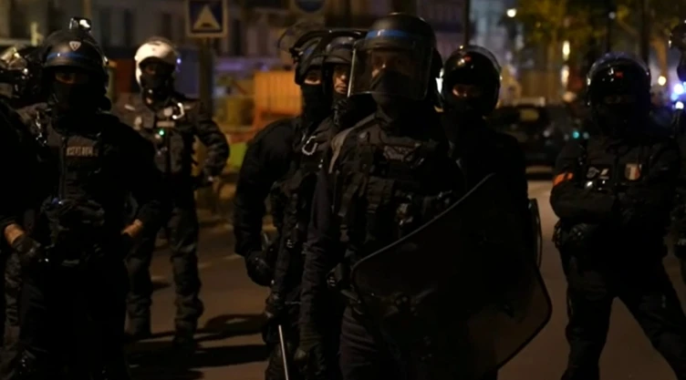 Francia continúa bajo fuego las protestas causaron la muerte de un bombero