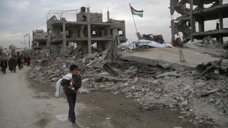 Cientos de miles de palestinos en Gaza regresan a comunidades destruidas tras la guerra