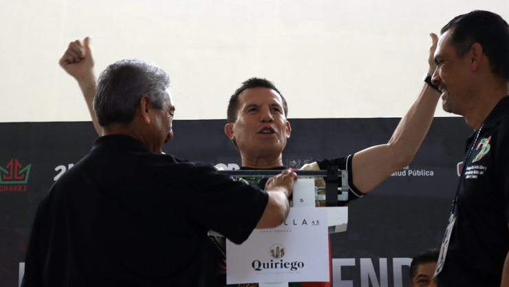 Julio César Chávez en la báscula