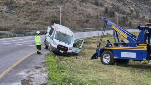 La ambulancia quedó a un costado de la autopista 150D en Maltrata