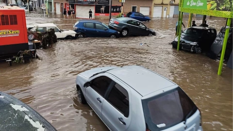 Calles y automóviles de Bahía Blanca, Argentina, inundados por lluvias marzo 2025