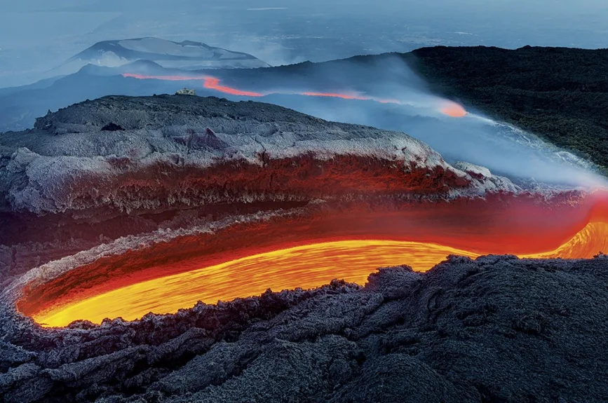 Su autor describe como hipnótico al Río de fuego del volcán Etna, en Italia.