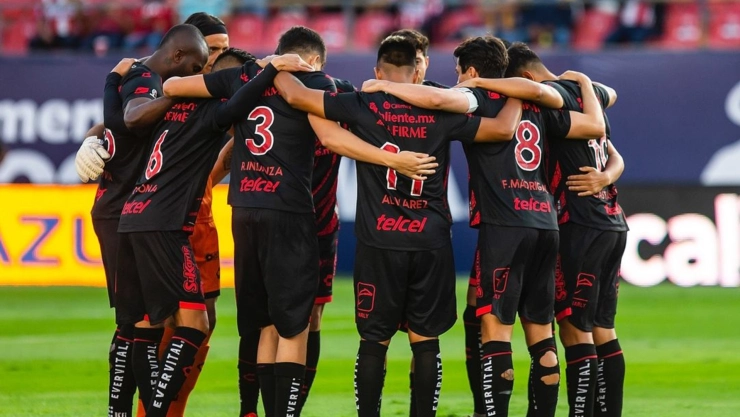 Abrazo de los jugadores de los Xolos de Tijuana