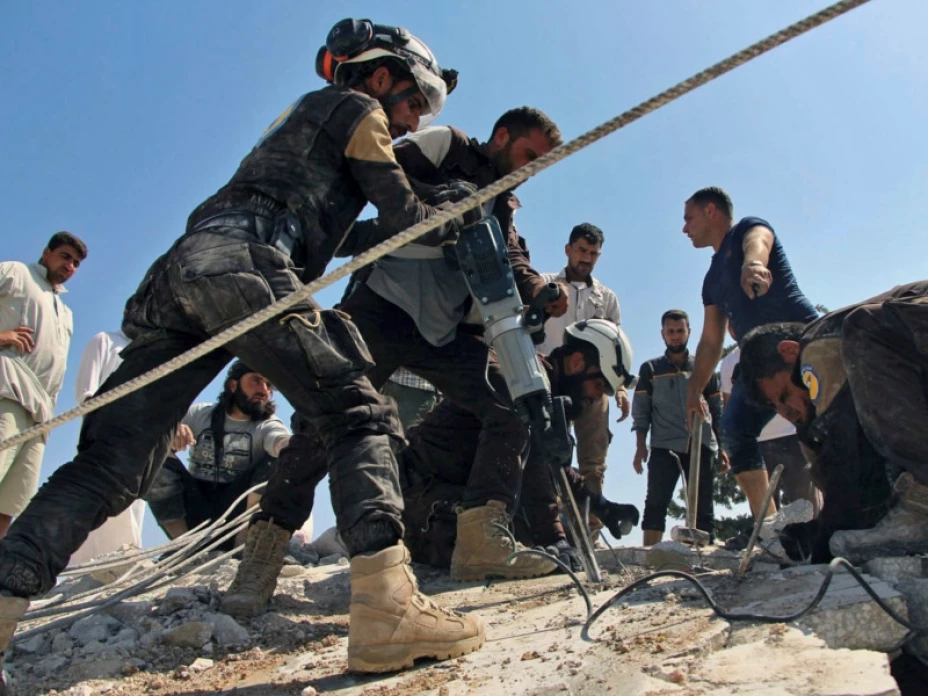 Labores de rescate tras ataques aéreos en Siria