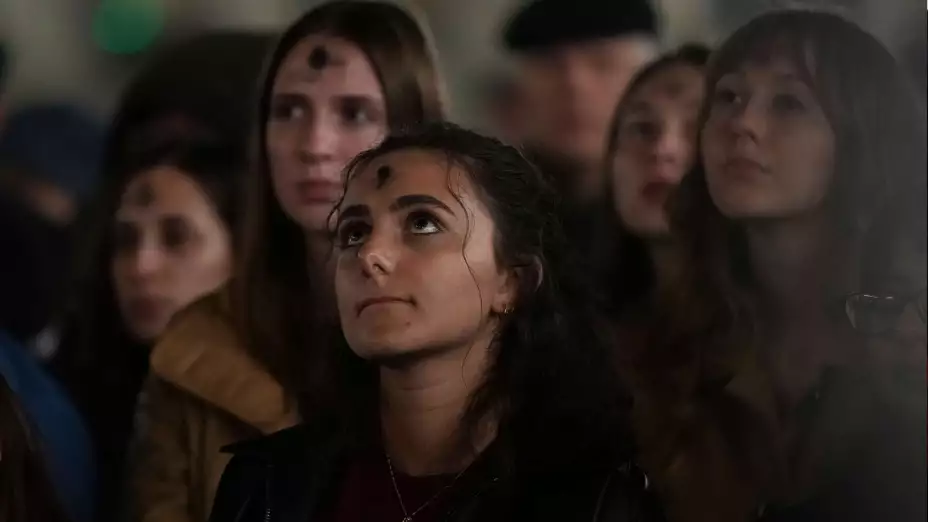 Niñas rezan por la salud del papa en el Vaticano.