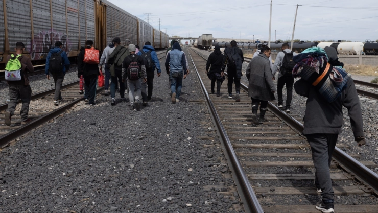 Migrantes circulan por las vías del tren en México hacia Estados Unidos.