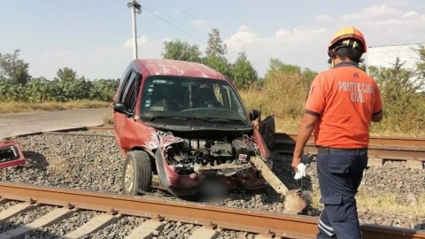 Tren impacta a camioneta.png