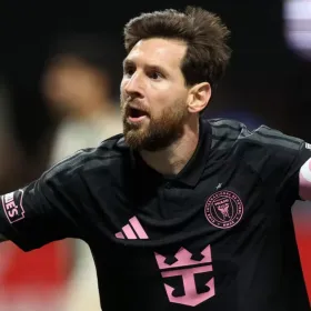 Lionel Messi anota doblete y recorta distancia con Cristiano Ronaldo